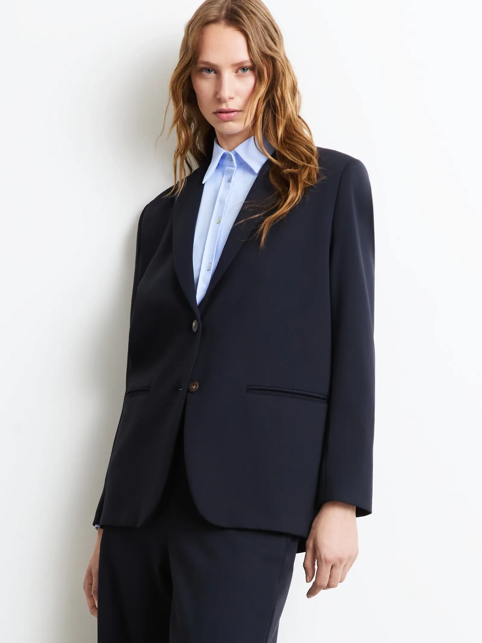 Modella con blazer e pantalone blu RRD