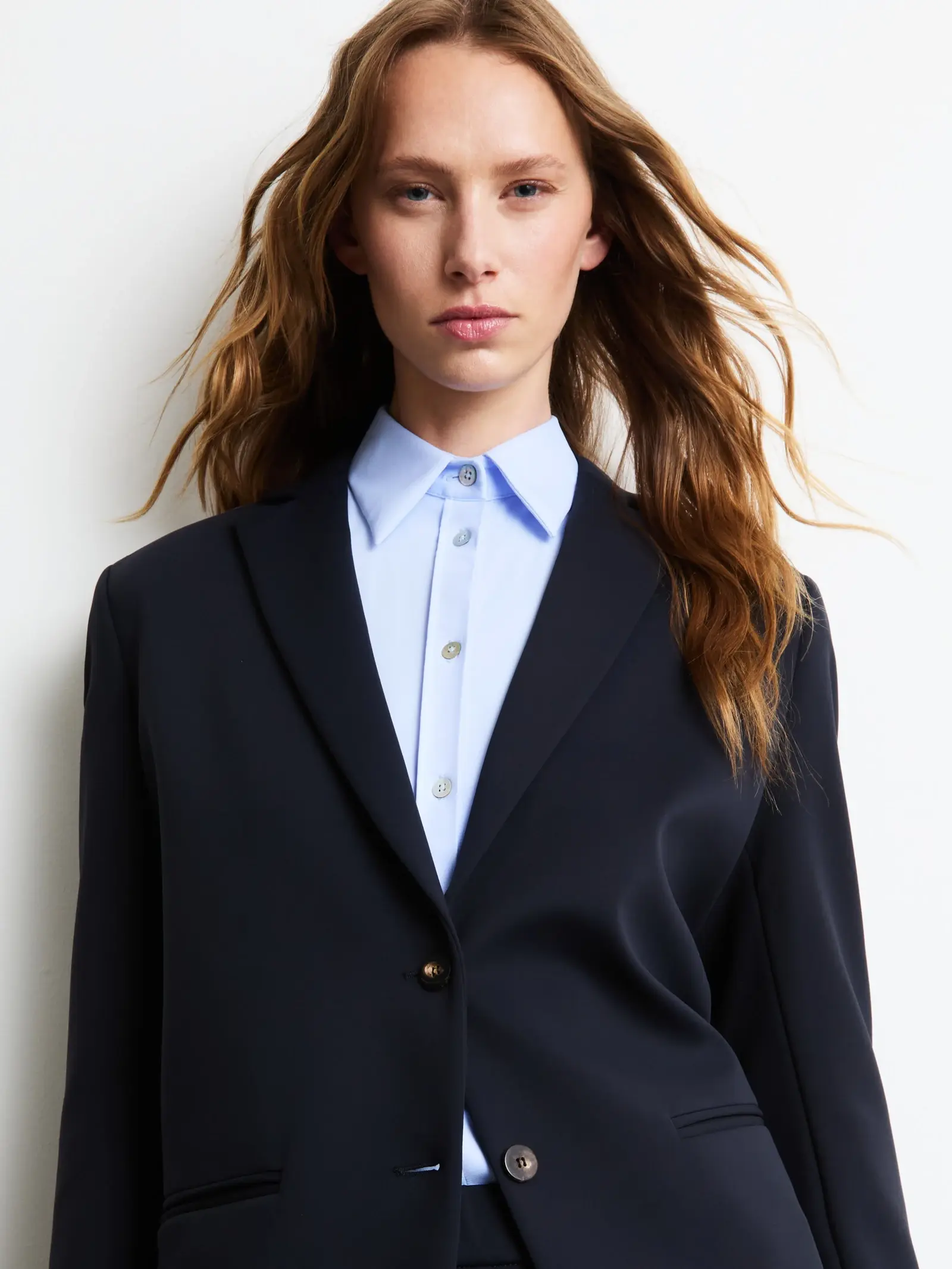 Modella con blazer blu Duprè RRD